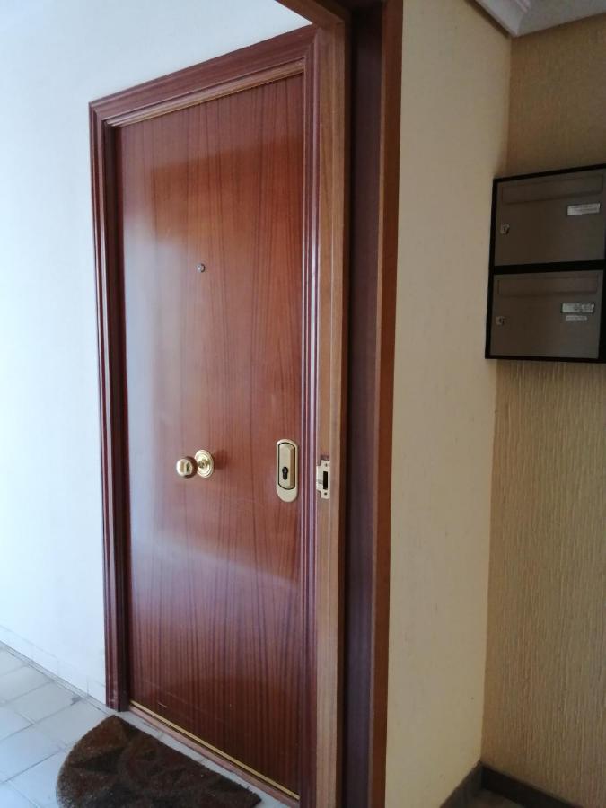 Apartamentos Deluxe Barajas Madrid Kültér fotó