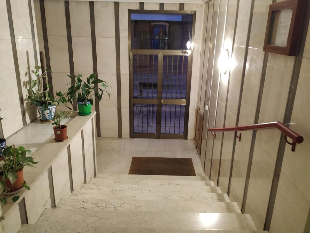 Apartamentos Deluxe Barajas Madrid Kültér fotó