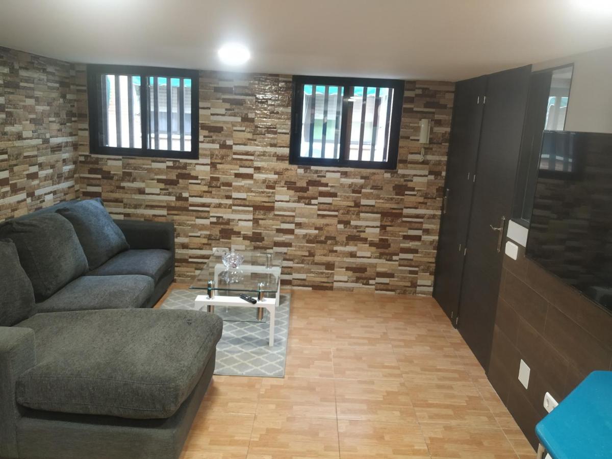 Apartamentos Deluxe Barajas Madrid Kültér fotó