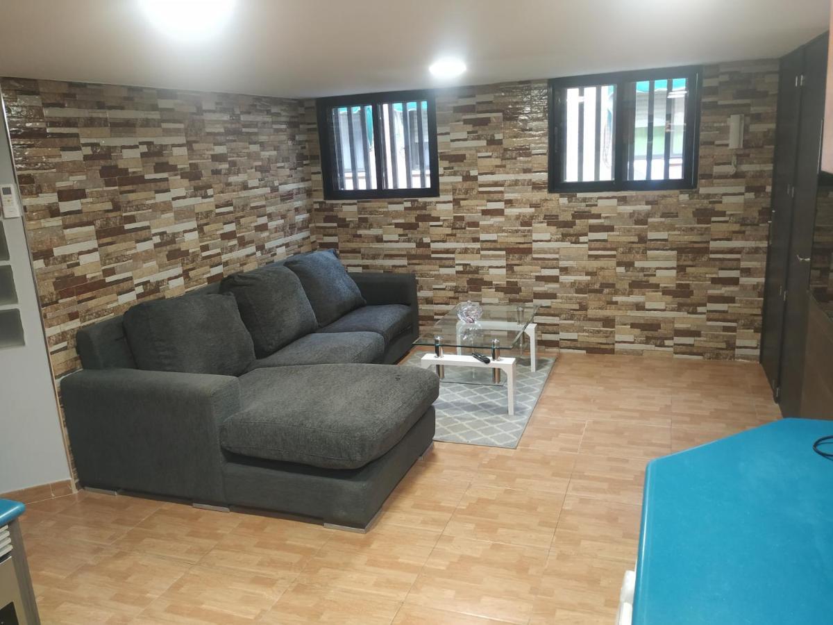 Apartamentos Deluxe Barajas Madrid Kültér fotó