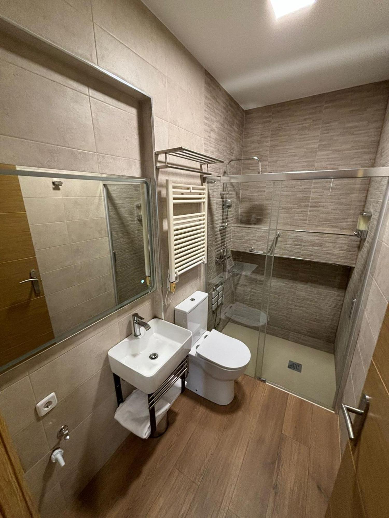 Apartamentos Deluxe Barajas Madrid Kültér fotó